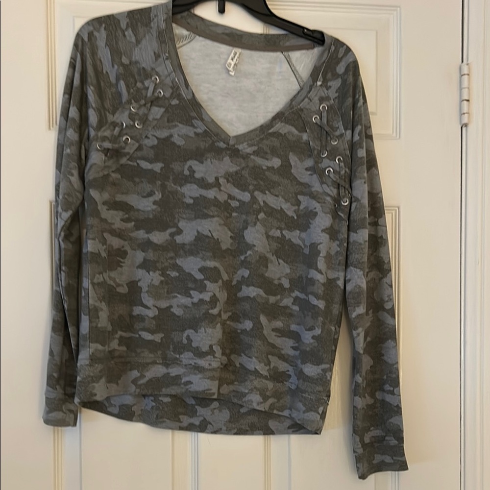 Long sleeve tee shirt